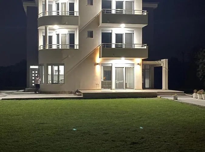 Hamptons Village Apartments Ada Bojana