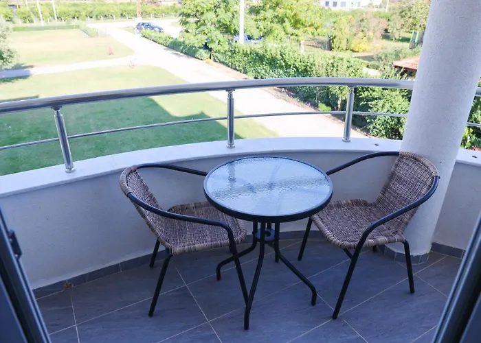 Hamptons Village Apartments Ada Bojana